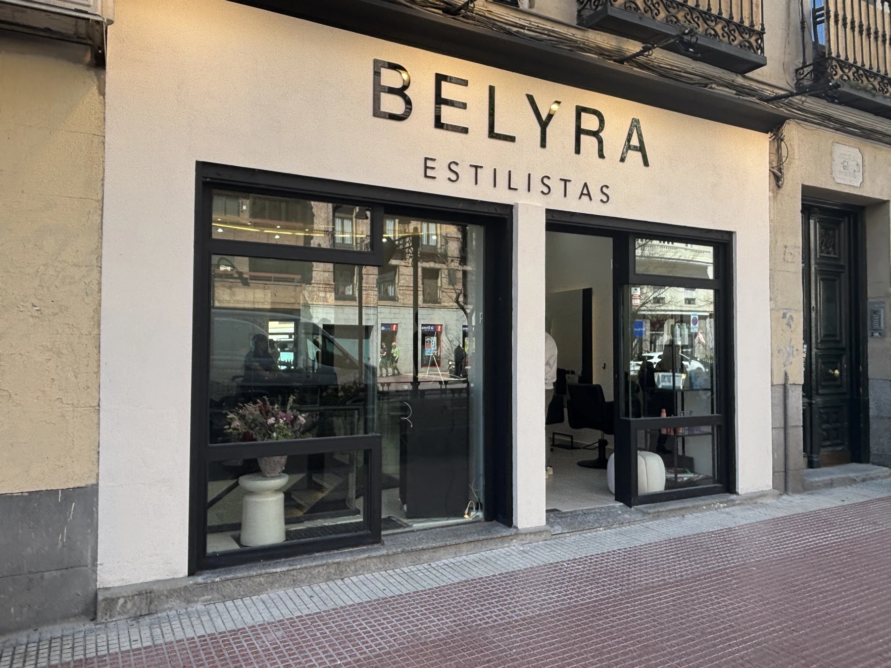 Fachada de Belyra en Santa Engracia, 61