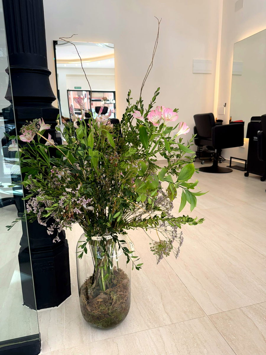 Detalle floral en jarrón de mármol del salón