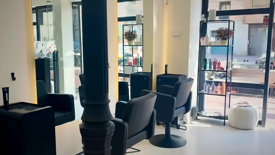 Sillas de cuero y columna modernista en Belyra Estilistas